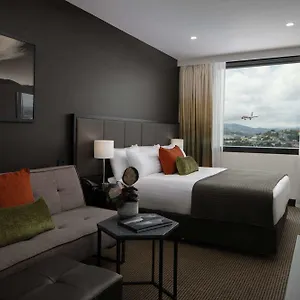Hotel Rydges Airport ****